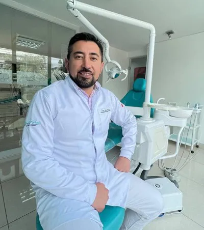 Dr. Ricardo Ruiz en el consultorio de Implantes Dentales Ecuador